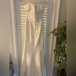 Never worn off the should wedding gown. Beautiful buttons down back